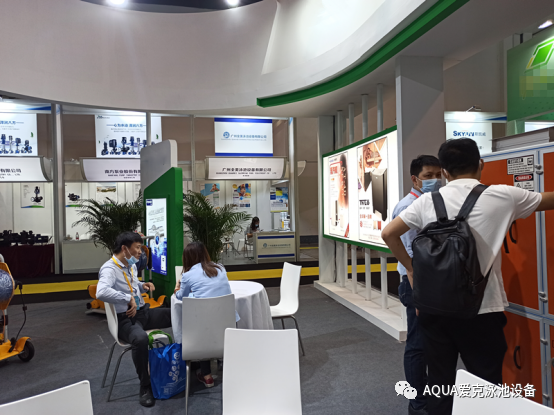 愛克工作人員在介紹除濕熱泵 愛克工作人員在介紹除濕熱泵