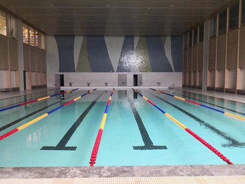郫縣犀浦校區(qū)恒溫泳池在調試，池水清澈見底，舒適宜人