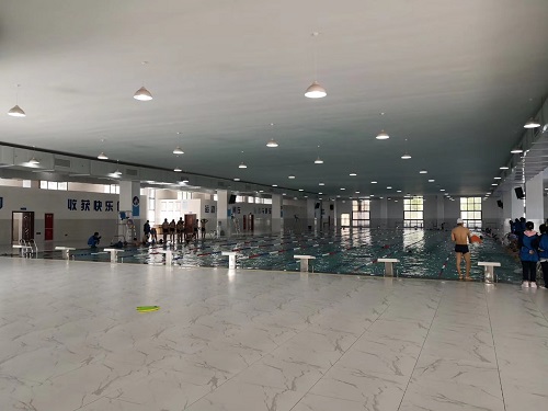 青龍山學校泳池,同學們都很喜歡上游泳課 青龍山學校泳池,同學們都很喜歡上游泳課