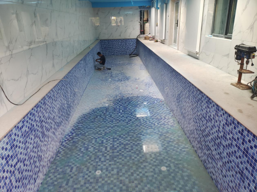 施工人員在安裝泳池水下燈 施工人員在安裝泳池水下燈