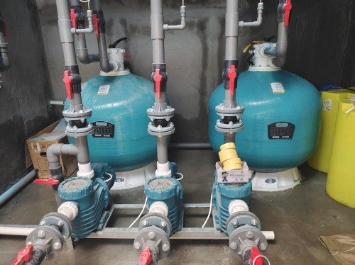 泳池設備機房里的水泵和砂缸 泳池設備機房里的水泵和砂缸